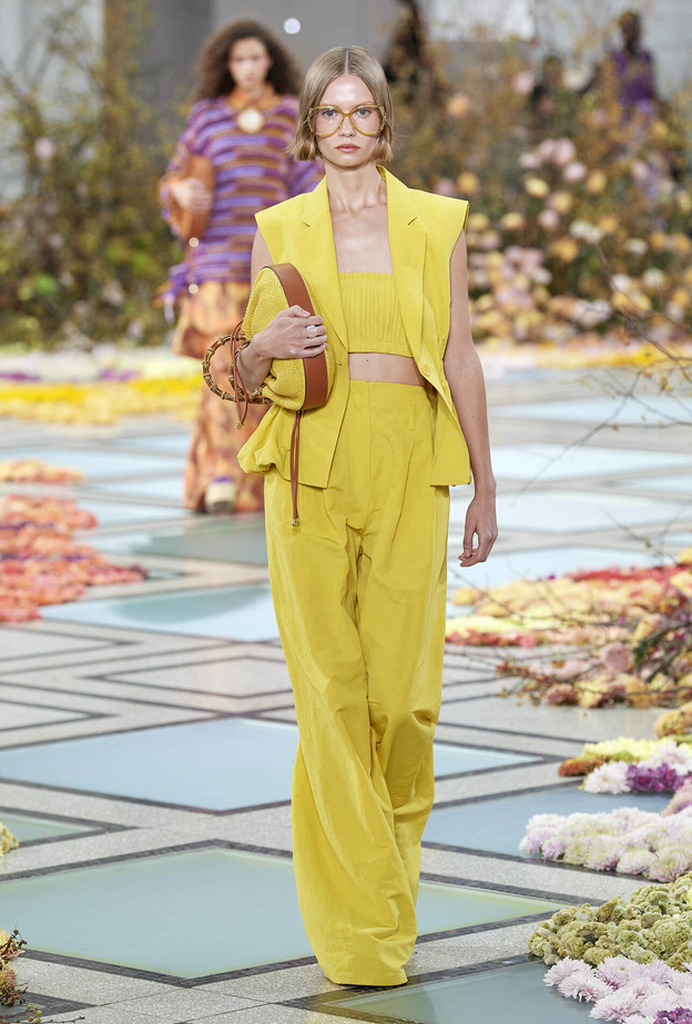 أفكار تنسيق البنطلون الأصفر لإطلالة مشرقة ومفعمة بالحيوية في فصل الصيف