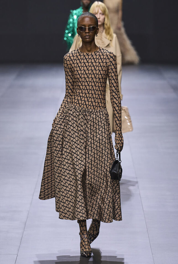 إطلالة لافتة من Valentino