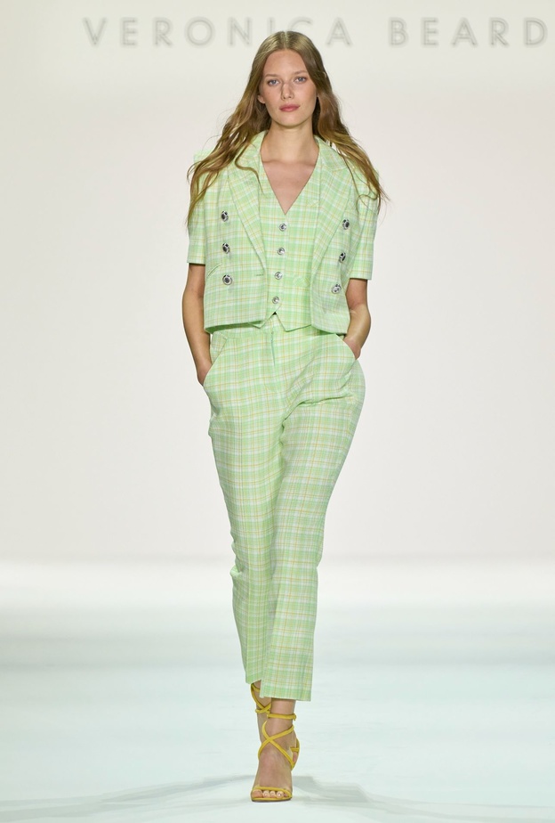 اكتشفي موضة البنطلون القماش المقلم في صيف 2023، لإطلالة عصرية ومميزة