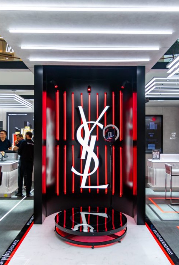 Yves Saint Laurent تقدم لعشاقها تجربة تسوق انغماسية ممتعة عبر الانترنت ..إليكم التفاصيل