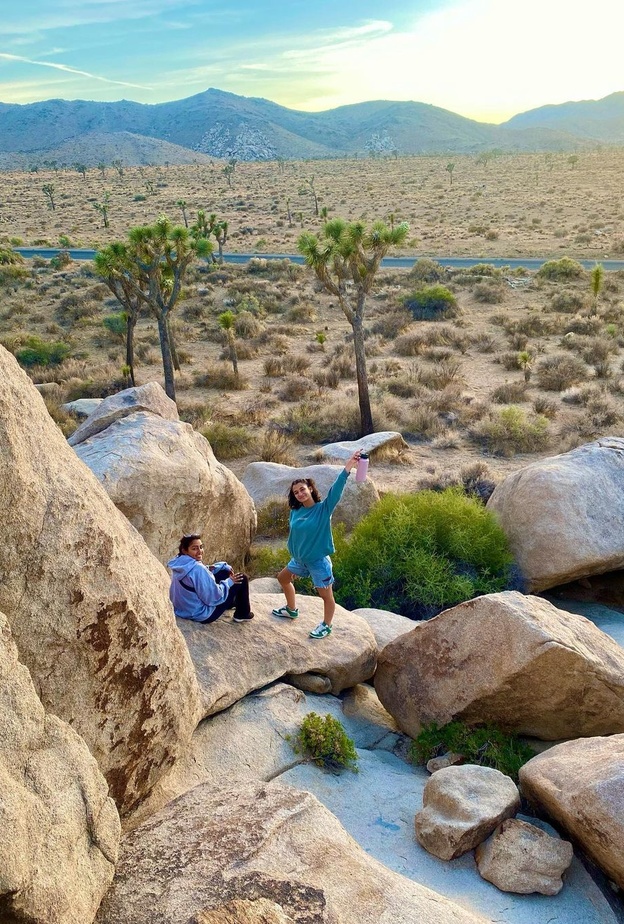رحلات سياحية مليئة بالمغامرات والأنشطة غير التقليدية من وحي زيارات النجمات الشابات 