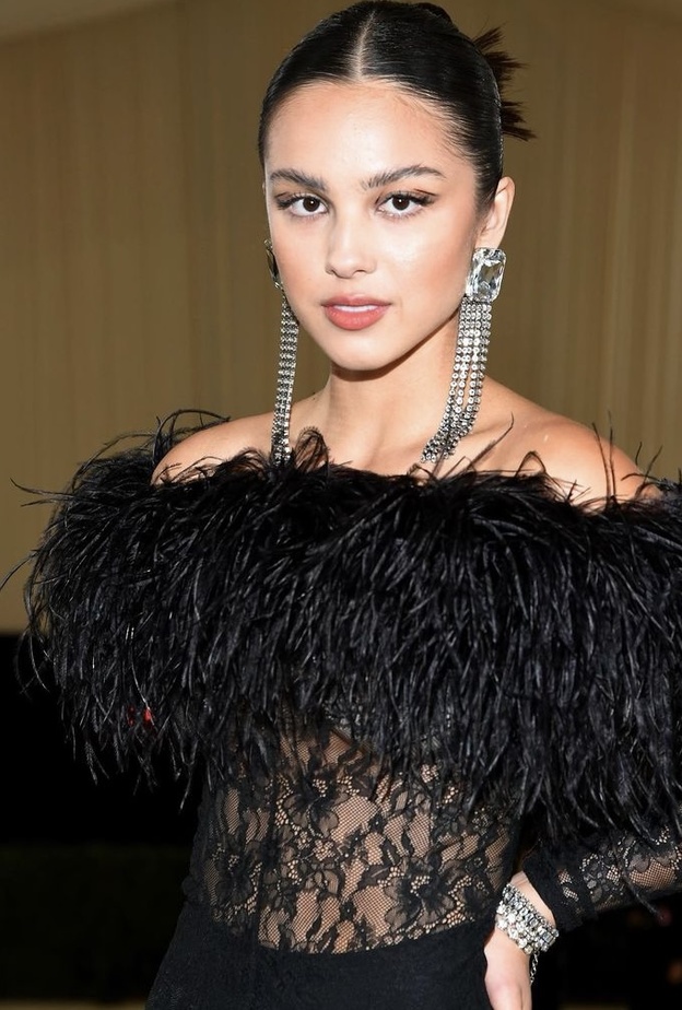 تزيني بتصاميم مجوهرات شبابية على طريقة المغنية الفاتنة Olivia Rodrigo