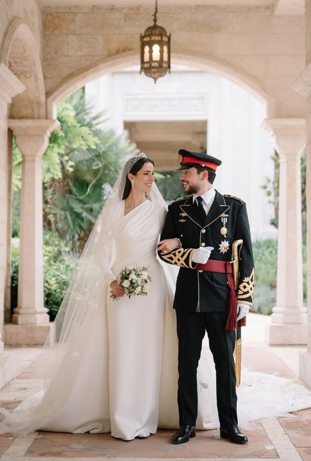 ماذا قال المصمم اللبناني ايلي صعب ل "هي " عن فستان زفاف الأميرة رجوة الحسين؟  