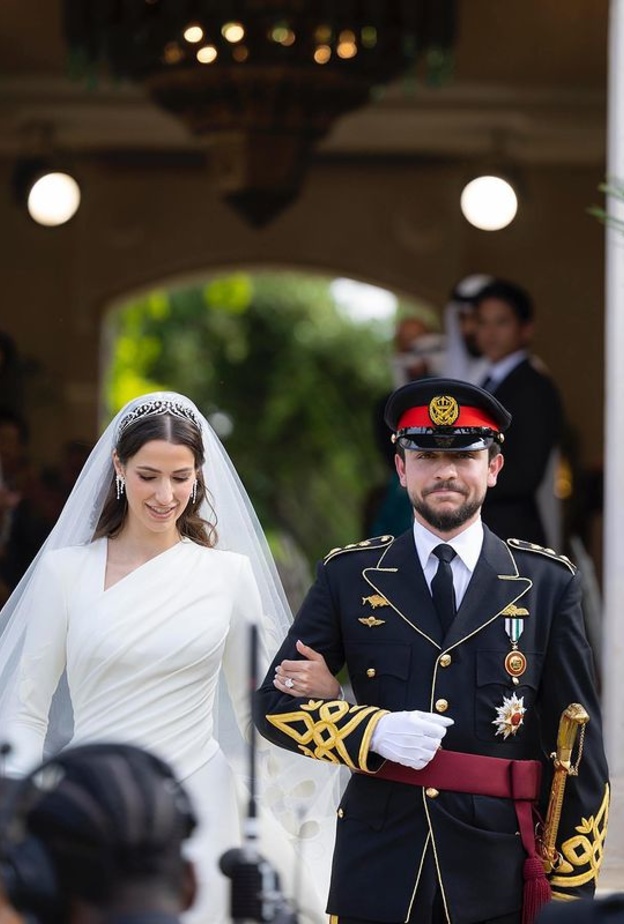 بين الأغاني والتهاني.. كيف تفاعل النجوم مع زفاف الأمير الحسين؟