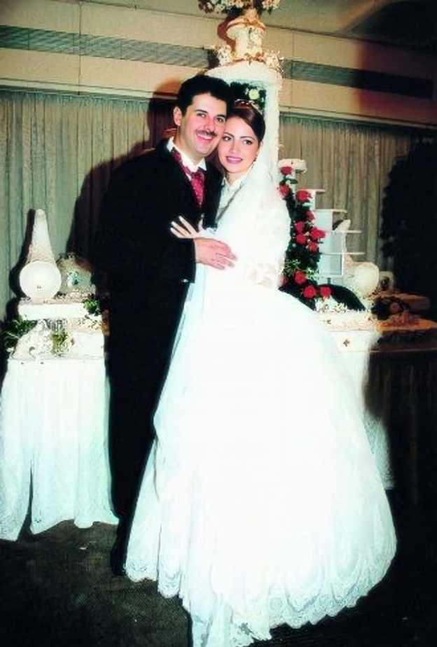 راغب علامة وزوجته في يوم زفافهما