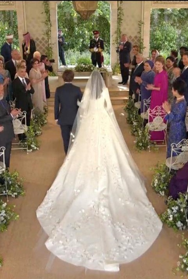 الأميرة رجوة الحسين بفستان زفاف يجسد الجمال بتوقيع المصمم ايلي صعب