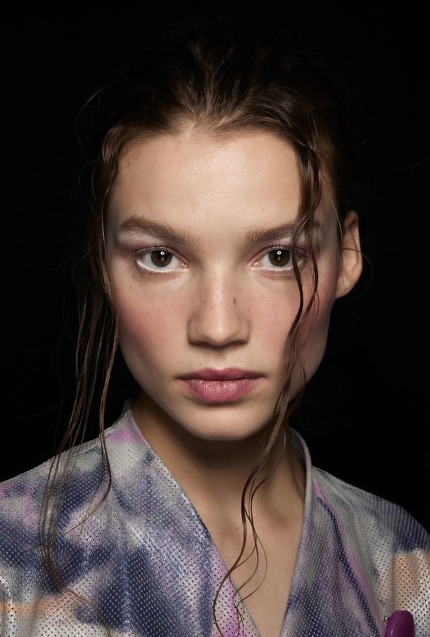 تقنية تسحيج الجلد تمنحك بشرة خالية من الشوائب ..إليك كل المعلومات عنها