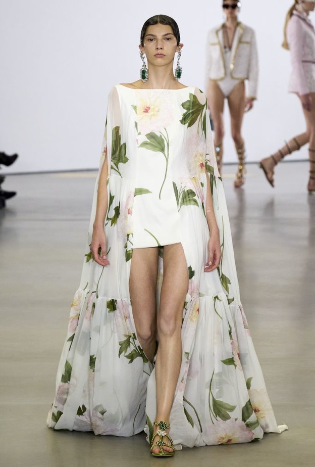 الأزهار صيحة أزلية زينت ملابس الشعوب القديمة ولا تبطل موضتها أبداً