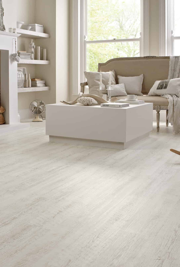 أرضية خشبية دافئة تحمل أثاث غرفة المعيشة بلونها الأبيض