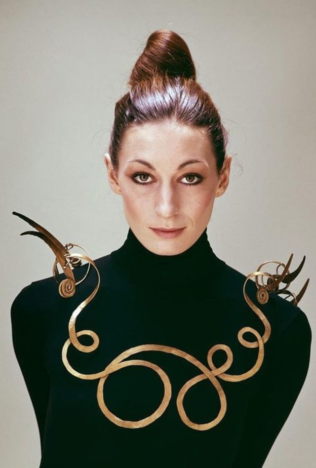 أنجيليكا هيوستن معتمدة عقد The Jealous Husband، من ألكساندر كالدر، 1976.