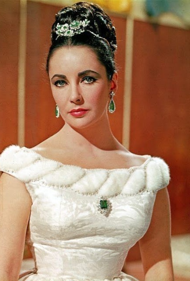 إليزابيث تايلور متزيّنة بمجوهرات من الزمرد والماس من بولغري