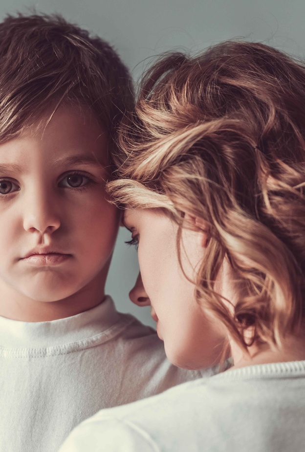 احذري أخطاء التربية التي تؤذي نفسية طفلك وتسبب استنزاف احترام الذات لديه