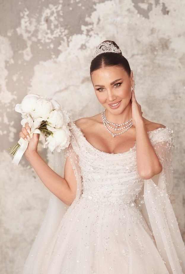 صيحة جديدة تغزو زفاف المشاهير: نجمات يتألقن بفستانين خلال الحفل