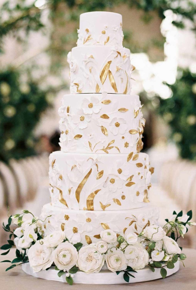 دليل كامل للعروس إلى نكهاتوأشكال كيكات الزفاف الأساسية!