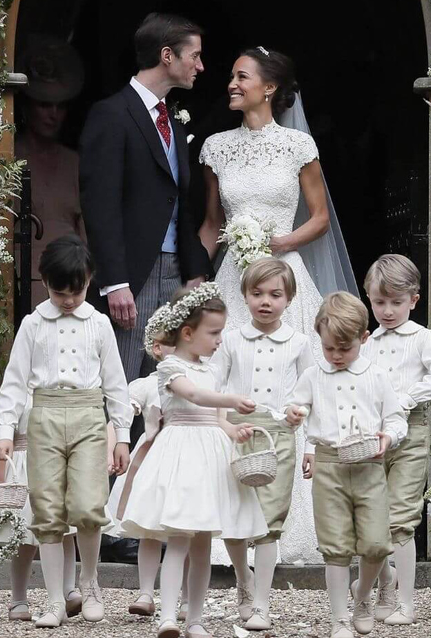 الفتيات الصغيرات يضفن المرح والبراءة إلى أجواء الزفاف