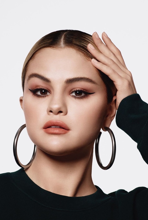 استلهمي من سيلينا غوميز Selena Gomez تصاميم إطلالات مجوهراتكِ العصرية