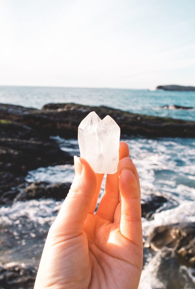 الكوارتز الشفاف من أهم الأحجار الكريمة المعالِجة