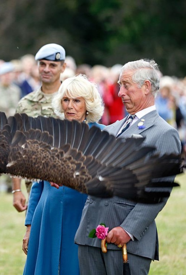 صور غريبة وطريفة التقطت لأفراد العائلة المالكة البريطانية على مر السنوات