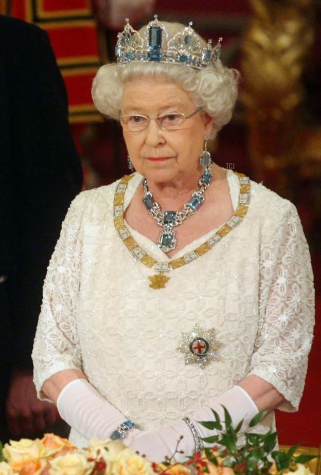الملكة إليزابيث الثانية تعتمد تاجاً مرصعاً بالأكوامارين.