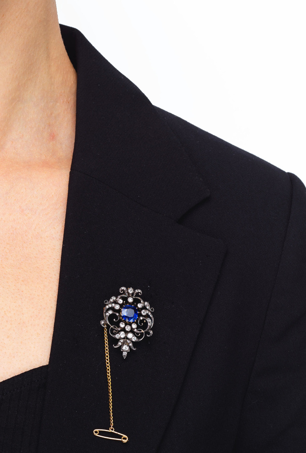 مزاد بونهامز Knightsbridge Jewels يقدم أروع المجوهرات الكلاسيكية الراقية