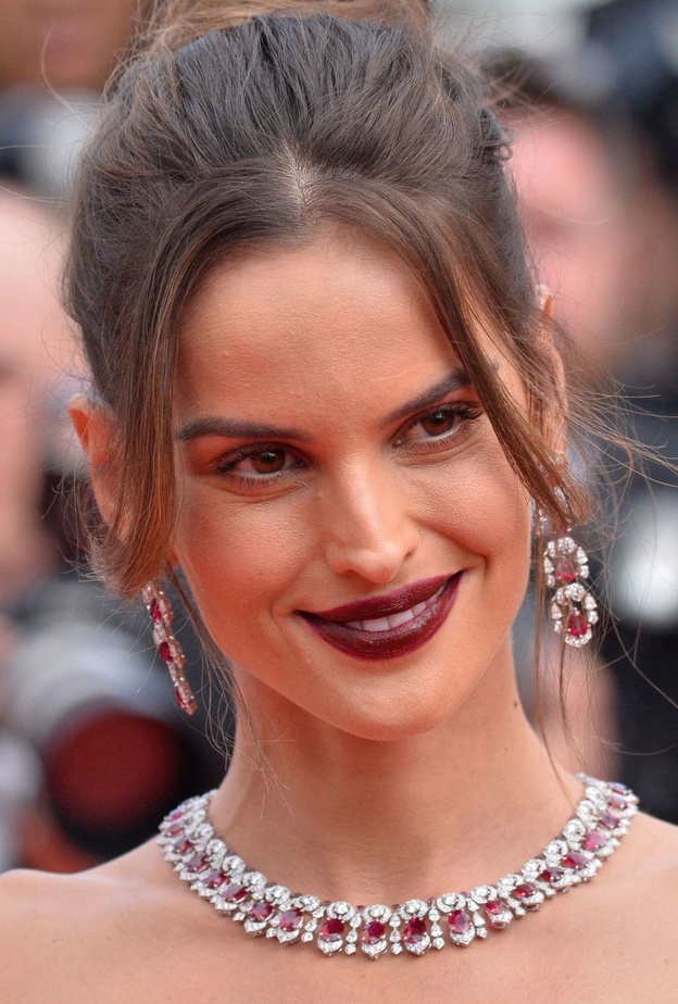 ايزابيل غولارت متألقة بمجوهرات الياقوت الأحمر من شوبارد