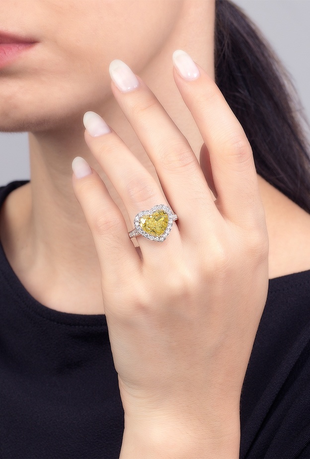 تألقي بالفخامة في سهرات الصيف مع مجوهرات مزاد فيليبس Jewels Online