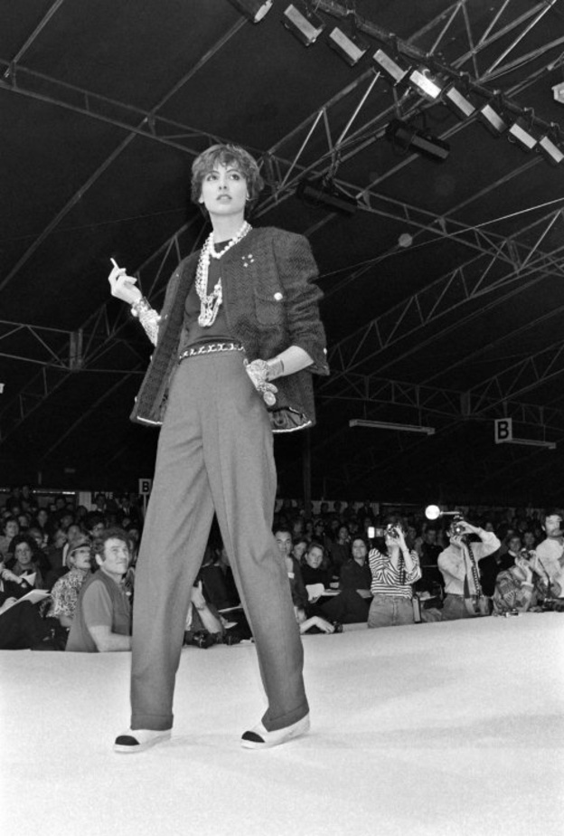 هل تعلمين أن ارتداء النساء للبنطلون كان مخالفاً للقانون.. من هي الدار التي أطلقته وكيف أصبح من أساسيات الموضة؟