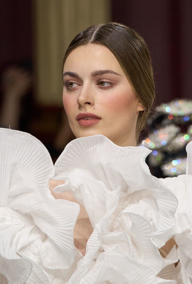 تطبيق البلاشر الوردي المدموج مع اللون المرجاني من دار Juana Martin