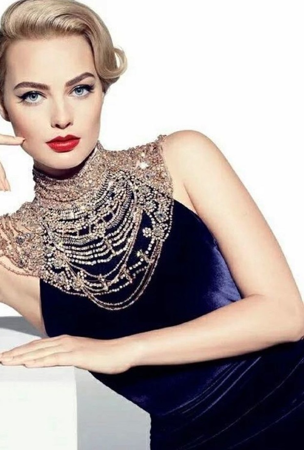 تعرفوا على مارجو روبى Margot Robbie بطلة فيلم Barbie الفاتنة بأجمل تصاميم مجوهرات ظهرت بها مؤخراً