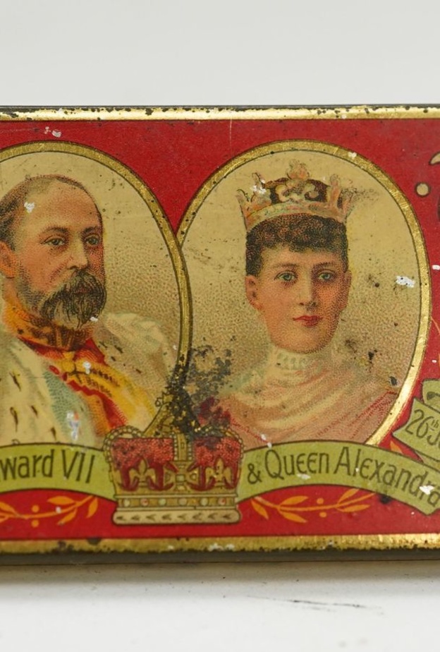 تعرفي على تفاصيل بيع علبة مغلقة عمرها 121 عاما