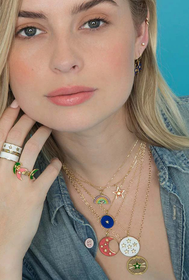 تكديس مجوهرات ذهب واناميل لاطلالة مشرقة في الشواطئ