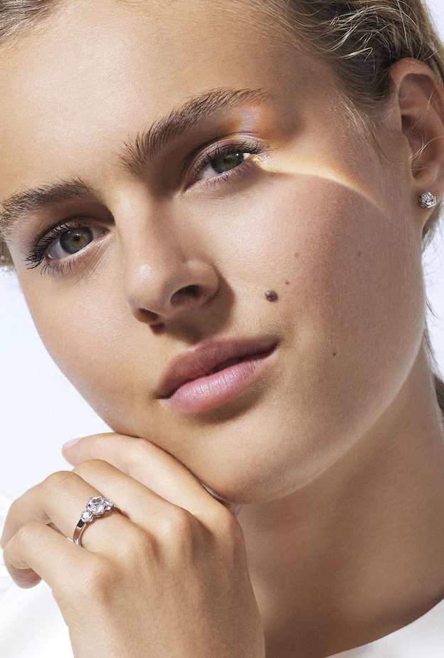 خواتم ذهب أبيض ناعمة لاطلالة المساء في الصيف