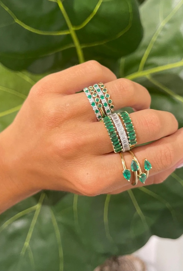 خواتم زمرد عصرية بتصميمات مشرقة للصيف