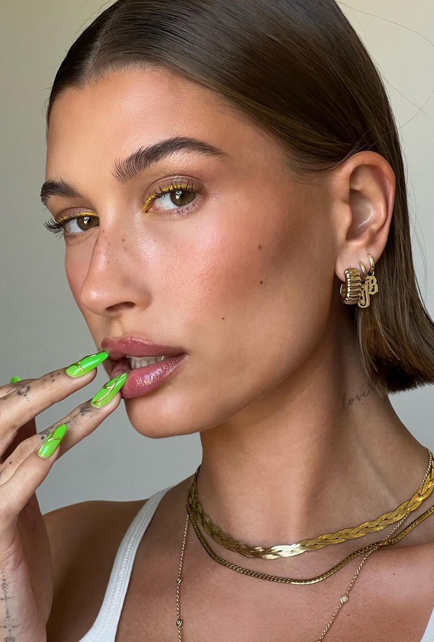 ألوان مناكير خضراء مع الخطوط الذهبية بأسلوب هايلي بيبر