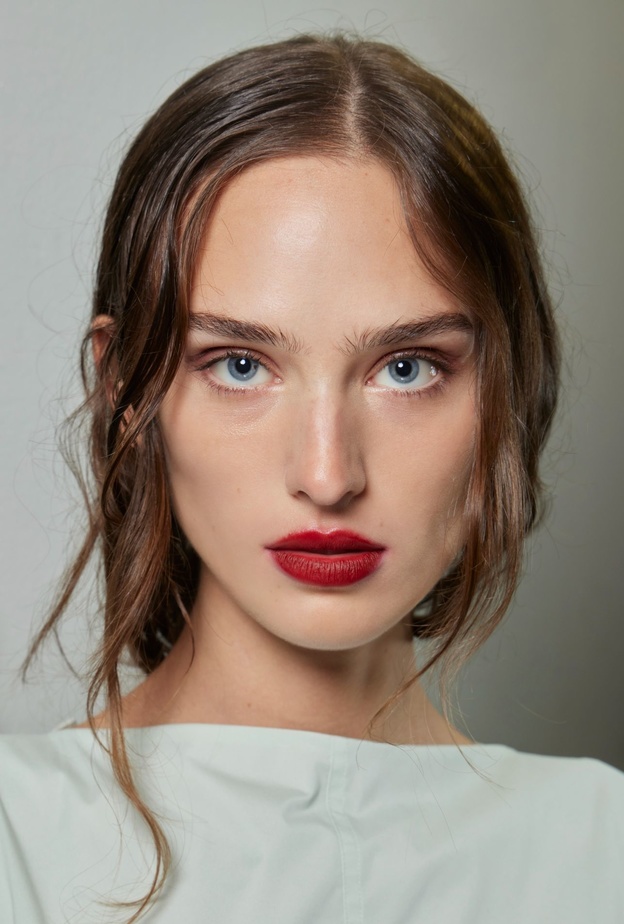 ألوان أحمر الشفاه الداكنة صيحة لا غنى عنها.. إليك أسرار تطبيقها في الصيف