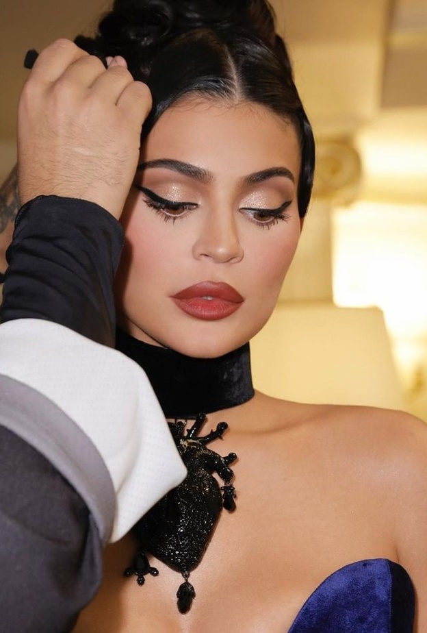 رسمات الآيلاينر الريترو إختيار النجمات العالميات للمناسبات