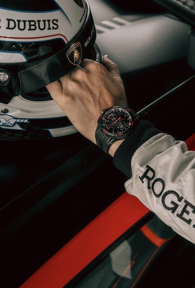 ساعة مستوحاة من عالم الرياضة والسيارات 