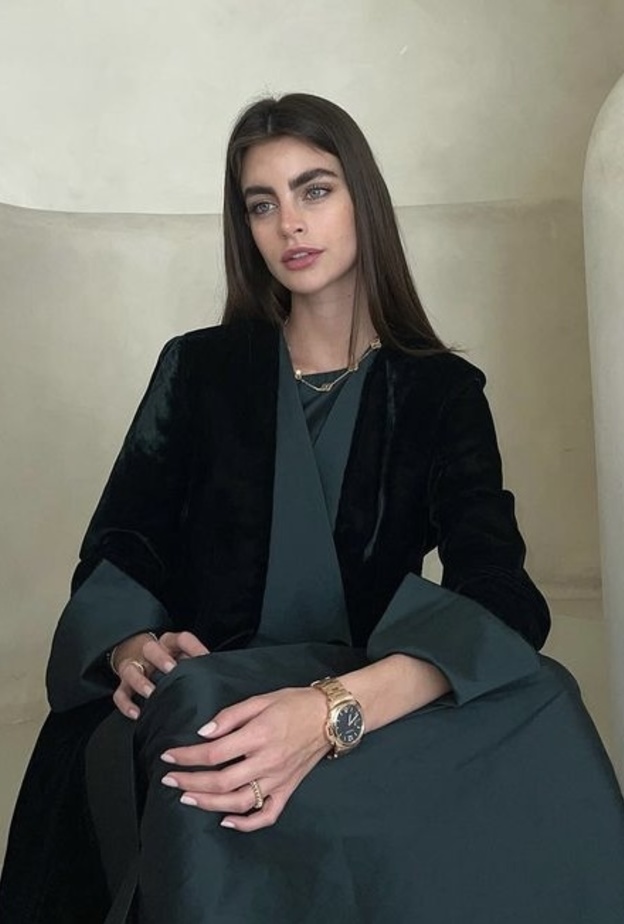 تألقي بمجوهرات فاخرة تكمل أناقتك عند ارتداء العبايات السوداء  