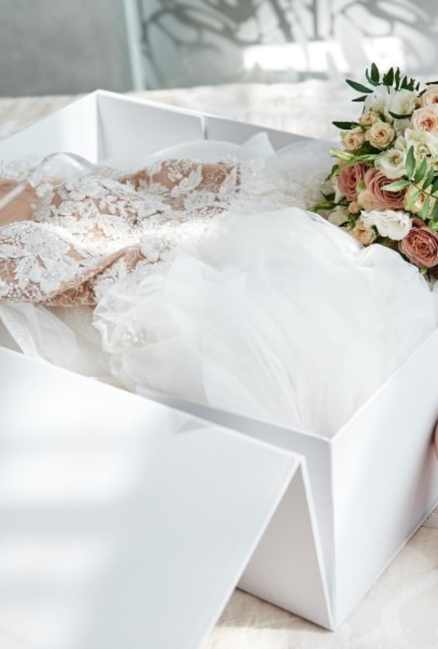 ضعي فستان الزفاف مع الحذاء في صندوق الحفظ