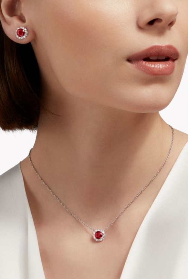 دليلك لتنسيق المجوهرات المرصعة بالروبي