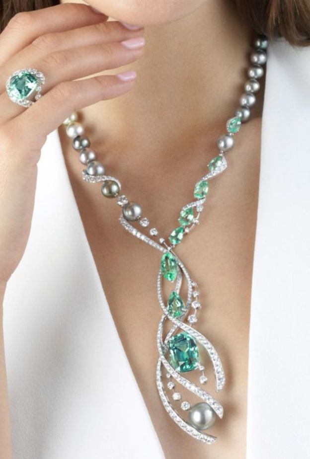 عقد Chant de sirènes المرصع بالألماس واللؤلؤ وتورمالين بارايبا وهو يحمل توقيع شوميه Chaumet 