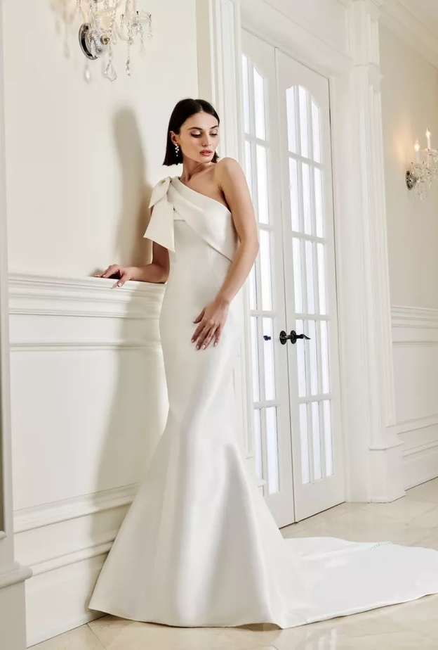 فساتين زفاف مع فيونكات@kellyfaetanini