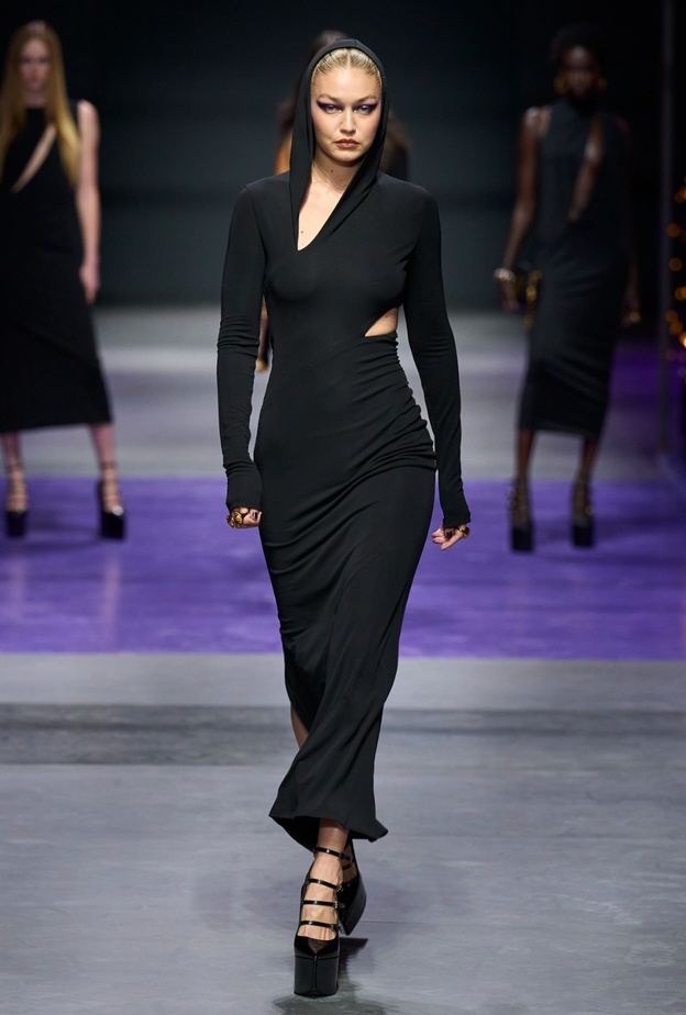 7 مجموعات برزت فيها إطلالات بقلنسوات على منصات عرض ربيع وصيف 2023