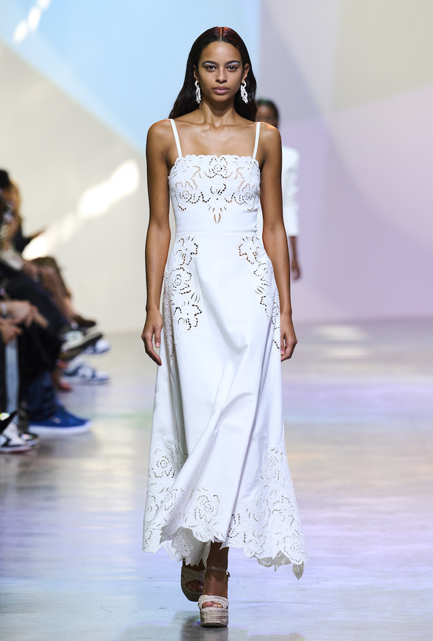 فساتين بيضاء متعددة الاستعمالات استثمري بها في صيف 2023