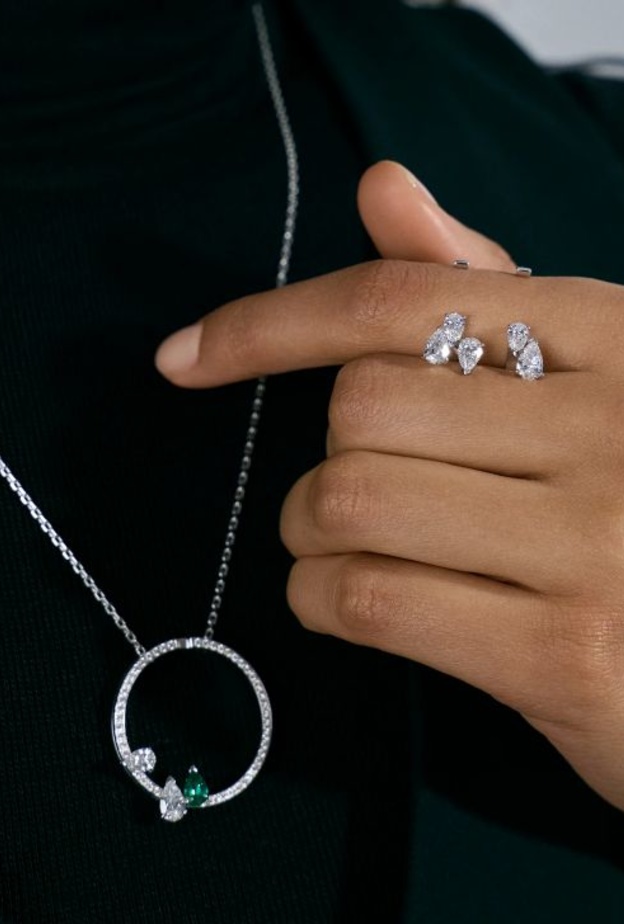 قلادة Serti sur vide المرصعة بالألماس والزمرد من ريبوسي Repossi