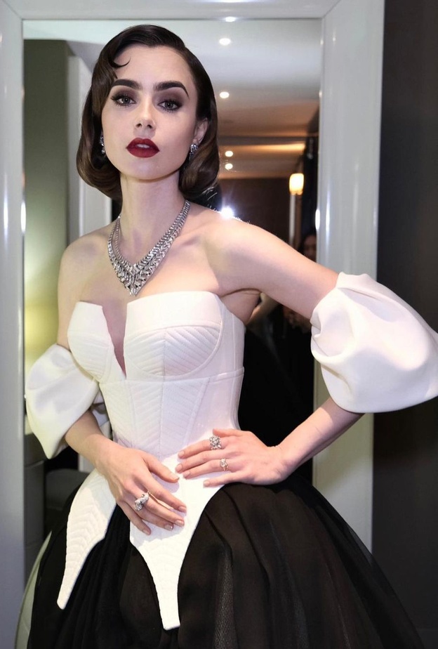 كارتييه Cartier وليلى كولينز Lily Collins بطلة Emily in Paris.. قصة عشق لا تنتهي