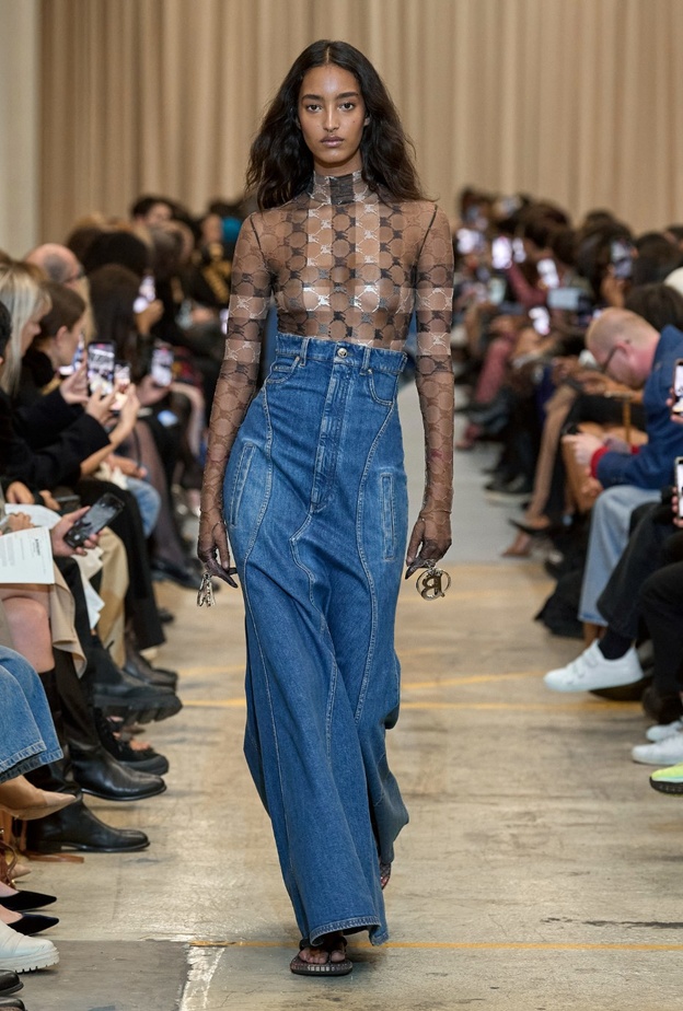 التنانير الدنيم الماكسي... صيحة تفرض نفسها بقوة في صيف 2023