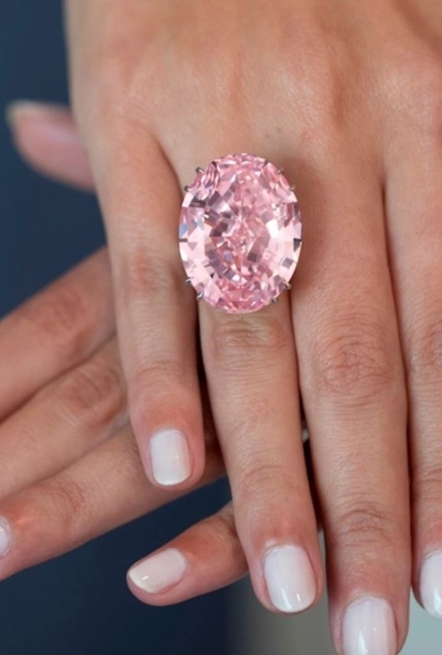ماسة Pink Star واحدة من أشهر أحجار الألماس الوردي - الصورة من موقع Natural Diamonds