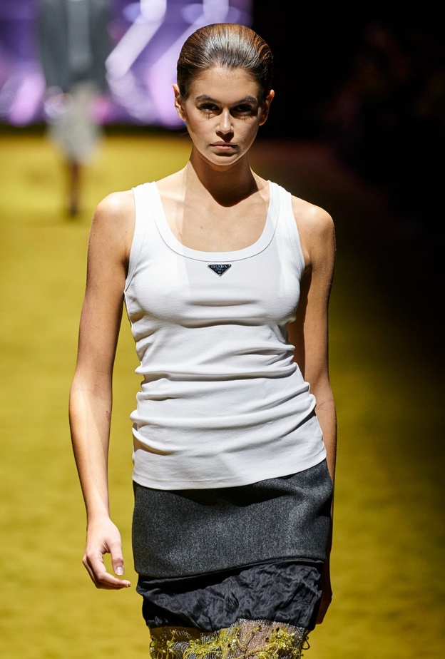 تعرّفي على قصة الـtank top... من تصميم رياضي إلى قطعة أساسية في خزانة ملابسنا