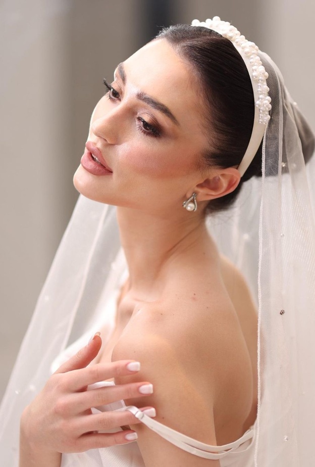 من تسريحات العرايس مع الاكسسوار من خبيرة الشعر العنود المكيرش